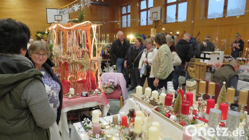 Gut besucht ist der Weihnachtsmarkt in Störnstein am Samstag und Sonntag. Bild: adj