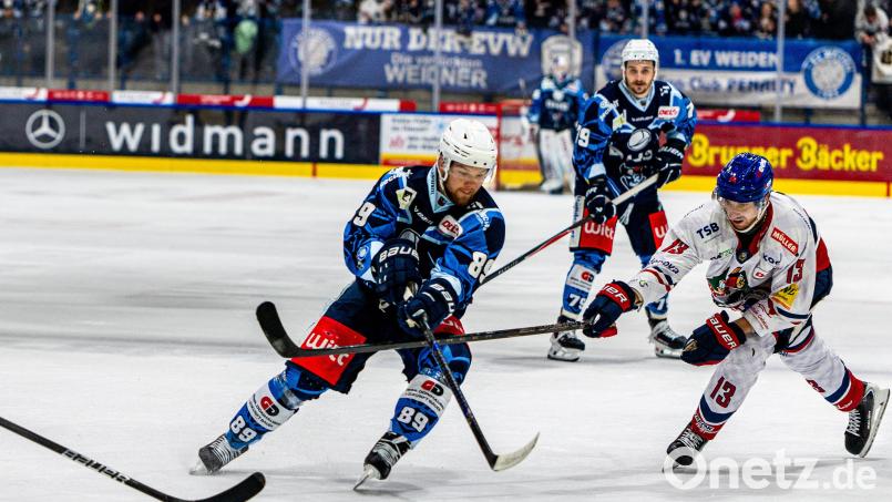 Tyler Ward (links) feierte beim 3:2-Heimsieg der Blue Devils Weiden nicht einmal einen Monat nach seiner Verletzung sein Comeback. Bild: Elke Englmaier