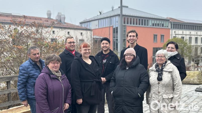 Die Kandidaten der Linken in Schwandorf (von links): Alois Hauser, Christa Braun, Tobias Mainka, Sabrina Mainka, Mohammad Yosefi, Lara Schug, Lucas Mauerer, Marion Baringer, Carina Hutter Bild: Corinna Hutter