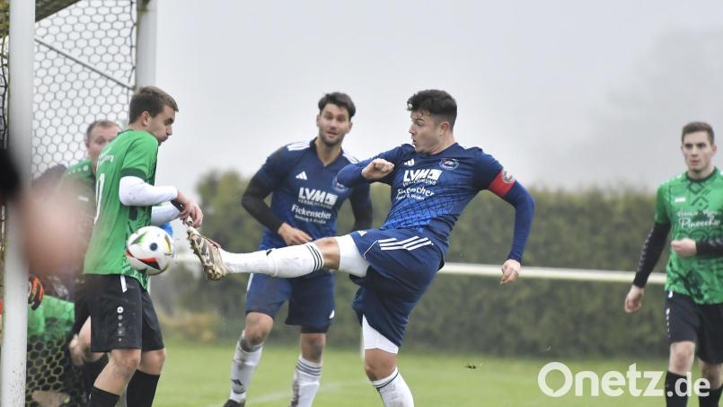 Mit diesem fulminanten Abschluss im Fünfmeterraum traf Kapitän Julian Reindl (Zweiter von rechts) von der SG Traßlberg/Michaelpoppenricht zum 5:1-Endstand gegen die SG Paulsdorf/Freudenberg. Bild: Hubert Ziegler