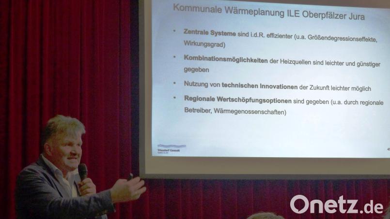 Norbert Bleisteiner (Bild) gab zusammen mit seinem Sohn Johannes, Jonas Weigert und Bernhard Hüttner von der Triesdorf Consult einen Überblick über eine mögliche Fernwärmeversorgung der zahlreichen Kastler Ortsteile Bild: jp