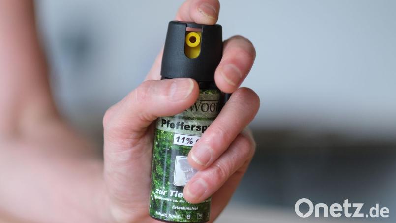 Ein Mann versprühte in einem Zug Pfefferspray. (Symbolbild) Bild: Bernd Weißbrod/dpa