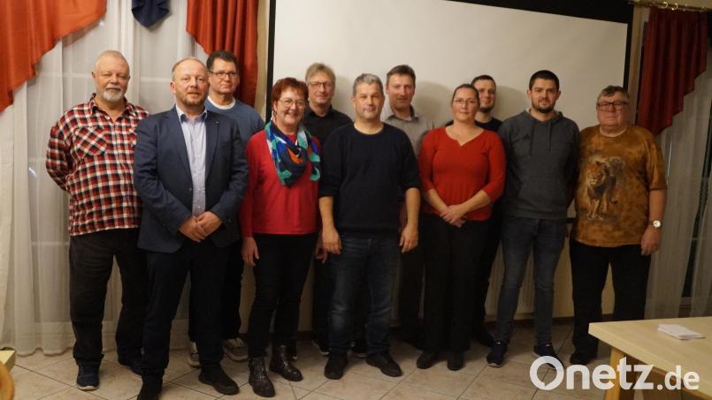Der Vorsitzende der Freien Wählergemeinschaft Dieterskirchen, Johann Lindl (rechts), freut sich über die Kandidaten, die für den Gemeinderat kandidieren Bild: wel
