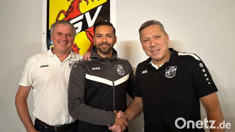 Die TSV Spartenleiter Dirk Käßner (links) und Thomas Krell (rechts) freuen sich, dass Donald Jakob für eine weitere Saison zugesagt hat. Bild: Klaus-Günter Backes