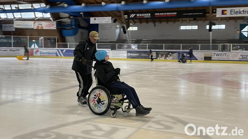 Phillip Scharf hatte Spaß, als er schnell durch die Halle gefahren wurde. Bild: Lukas Büchold