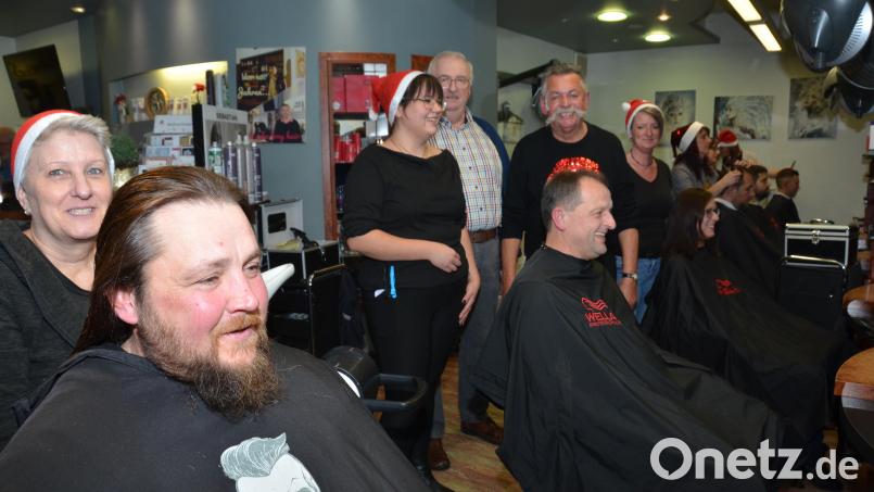 Auch in diesem Jahr wird das Friseurteam um Günther Schönberger (hinten, rechts) im Akkordtempo Köpfe verschönern. Am 5. Dezember findet die Benefiz-Haarschneideaktion "Styling gegen Krebs" statt. Archivbild: dob