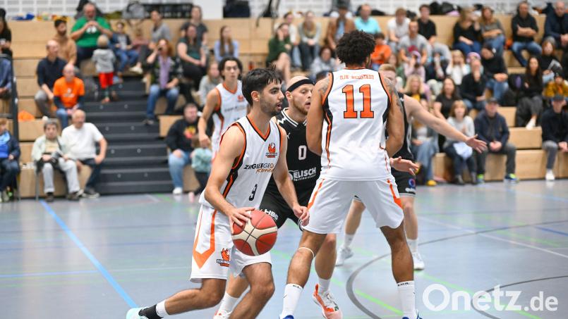 Wie hier in eigener Halle verschaffen seine Mitspieler Liam Archer Freiraum an der Dreierlinie. Aus dem vollen Dribbling heraus trifft der DJK-Kapitän in Dresden den wichtigen Dreier und rettet sein Team so in die Verlängerung. Archivbild: Tobias Schwarzmeier