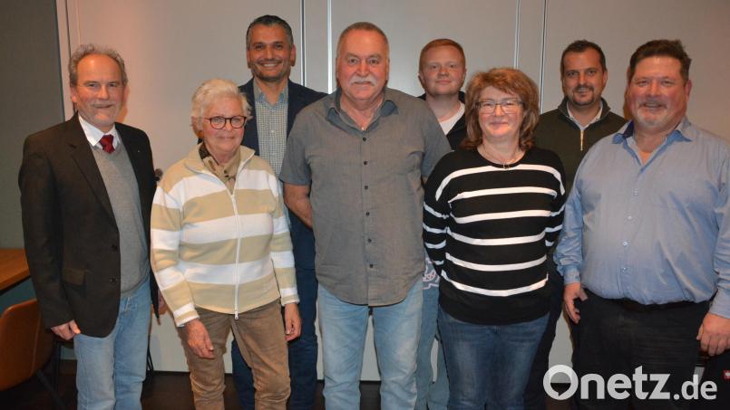 Die Kandidaten der gemeinsamen Liste aus SPD/ABW für die Kommunalwahl in Wiesau, (von links) mit Karl-Georg Haubelt, Erika Ahl, SPD-Landratskandidat Mo Dal, Spitzenkandidat Alfred Klarner, Lucas Klarner, Silvia Klarner, Martin Höfer und Oliver Zrenner. Bild: jr