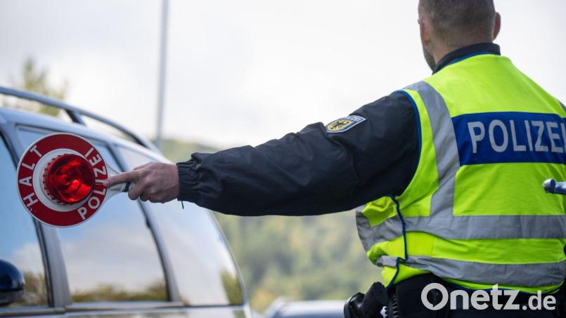 Die Bundespolizei hielt mehrere Fahrzeuge an. (Symbolbild) Bild: Harald Tittel/dpa