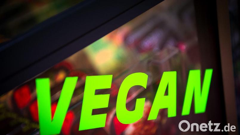 Muss es im Gefängnis veganes Essen geben? Dazu gibt es jetzt eine juristische Entscheidung in Bayern. (Symbolbild) Bild: Sina Schuldt/dpa