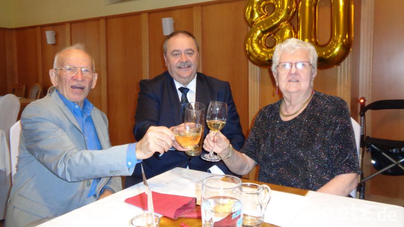 Die Jubilarin Hannelore Kredler stößt zusammen mit Bürgermeister Peter Dotzler und Ehemann Johann Kredler (rechts) auf ihren 80. Geburtstag an. Bild: Peter Dotzler