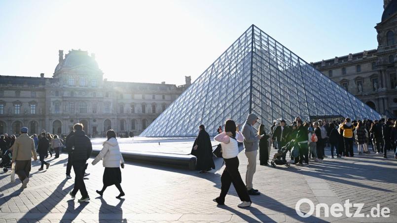 Für wenige Minuten hing im Louvre ein Bild, das zwei Tiktoker dort kurzerhand angebracht haben. (Archivbild) Bild: Emma Da Silva/AP/dpa