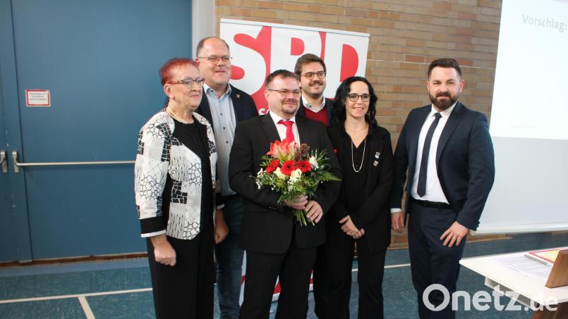 Der SPD-Kreisvorstand gratuliert Tino Bayer (Dritter von links) zur Bestätigung als Landratskandidat. Von links die stellvertretenden Vorsitzenden Maria Sauer und Thorsten Hallmann, von rechts ihre Kollegen Sebastian Giering und Karolina Forster sowie Unterbezirksvorsitzender Simon Grajer. Bild: Bernhard Piegsa