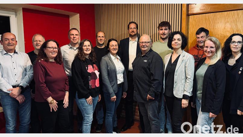 Mit dieser Mannschaft und Holger Bannert (Siebter von rechts) geht der SPD-Ortsverein Flossenbürg in die Wahlauseinandersetzung zur Kommunalwahl am 8. März 2026. Bild: Ulrich Krapf