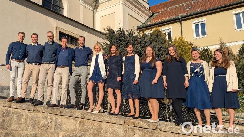Der Chor Voices mit seiner Leiterin Manuela Falk (Mitte mit weißem Schal) hat gut lachen: Obwohl er erst seit gut zwei Jahren existiert, füllt er mit seiner geistlichen Chormusik moderner und klassischer Art bei praktisch jedem Auftritt die Kirchen der Oberpfalz. Bild: Thomas Falk