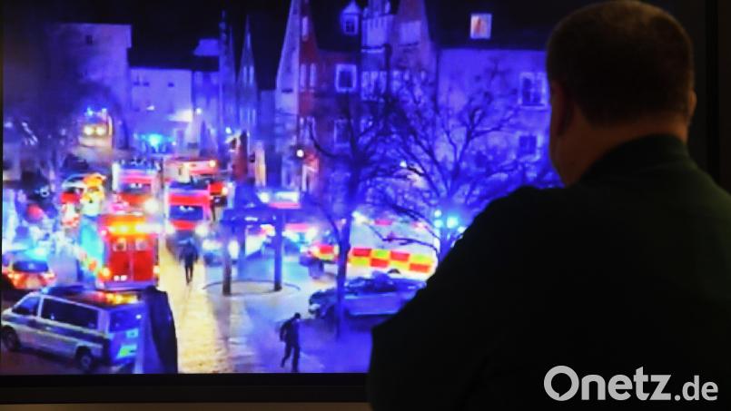 Weidens Unterer Markt in der Nacht zum 13. Februar 2022: Ein Filmer hatte den Einsatz in dieser Nacht festgehalten. Nun sind die Ermittler einen wichtigen Schritt bei der Suche nach den Verantwortlichen weiter. Archivbild: Gabi Schönberger