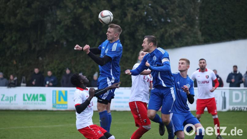 Die Abwehr des FC Tremmersdorf (blaue Trikots) musste in Halbzeit zwei Schwerstarbeit verrichten, ehe der 2:1-Derbysieg gegen die SpVgg Trabitz unter Dach und Fach war. Bild: Dieter Jäschke
