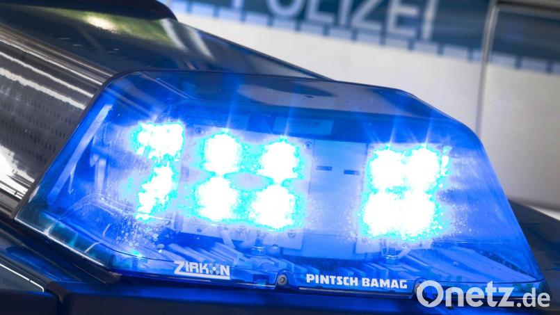 Unbekannte haben in Fensterbach ein Vereinsheim beschädigt. Die Polizei ermittelt und sucht Zeugen.. Bild: Friso Gentsch/dpa