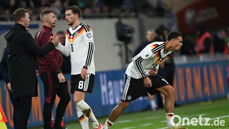 Bundestrainer Nagelsmann (l) wechselte Leon Goretzka (8) zur Sicherheit aus. Bild: Federico Gambarini/dpa