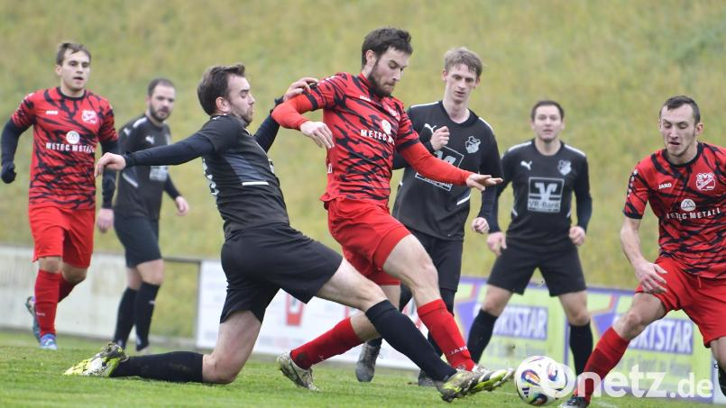 Mit einer langen Grätsche versucht Markus Dötterl (3.von links) vom ASV Haselmühl Michael Vit (4. von rechts) vom SV Schmidmühlen den Ball noch vom Fuß zu spitzeln. Aus: ASV Haselmühl - SV Schmidmühlen 1:4. Bild: Hubert Ziegler
