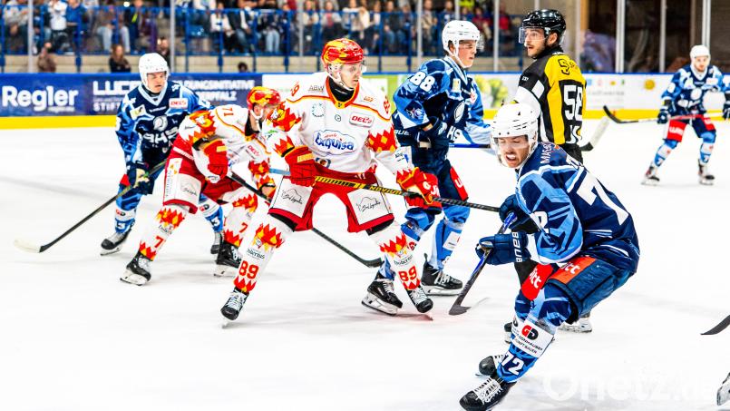 Der ESV Kaufbeuren (weiße Trikots, hier im Duell mit den Blue Devils) erlebte nach der Deutschland-Cup-Pause direkt mal ein Wochenende zum Vergessen in der DEL2. Bild: Elke Englmaier