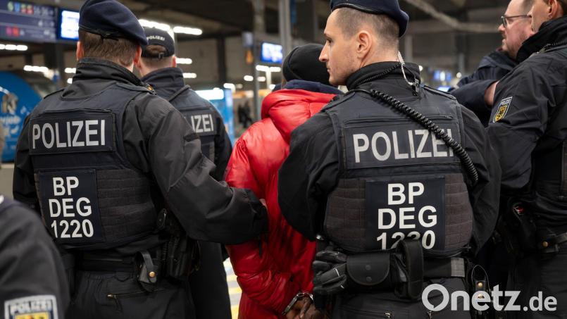 In Bayern konnten an den Bahnhöfen auch zwei Haftbefehle vollstreckt werden. (Archivbild) Bild: Peter Kneffel/dpa