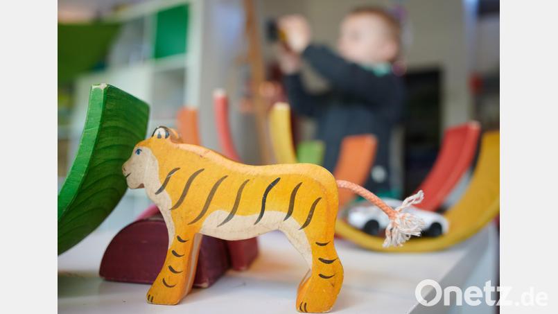 Die Kinder, die im katholischen Kindergarten in Floß betreut werden, sind vorübergehend ins örtliche Pfarrheim gezogen. Ihr Spielzeug haben sie natürlich mitgenommen. Symbolbild: Bernd Thissen/dpa