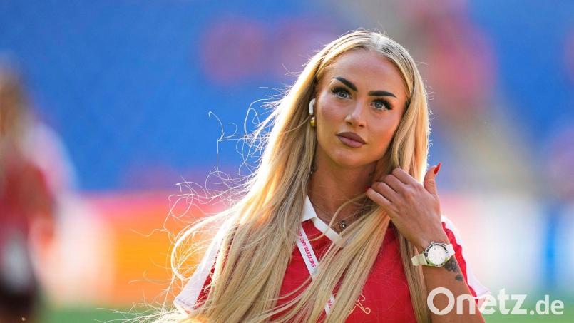 Zeigt ein verwüstetes Zimmer: Alisha Lehmann. Bild: Martin Meissner/AP/dpa