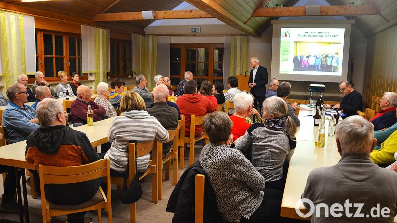 Vorsitzender Roland Maier stellte verschiedene Möglichkeiten vor, wie es mit dem Obst- und Gartenbauverein weitergehen könnte. Bild: fdl