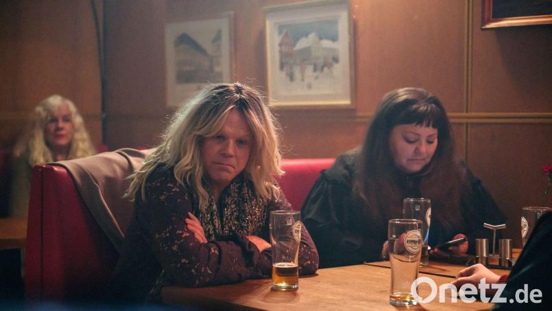 In einer Kneipe freundet sich Berit (Anders Baasmo, l.) mit einer Frau und zwei Männern an, die sich dort regelmäßig an einem Stammtisch treffen. Bild: Lukas Salna/ZDF/dpa