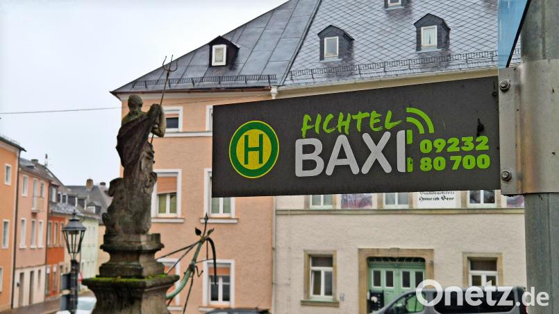 Wo Baxi draufsteht, da stoppt es auch: Fahrgäste erkennen die Haltestellen des Rufbusses an Schildern wie diesem am Wunsiedler Gabelmannsplatz. Bild: Torsten Ernstberger