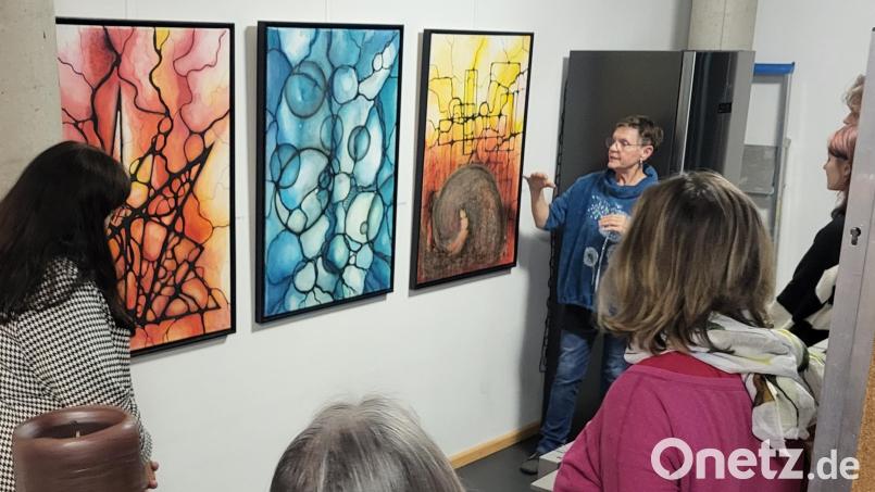 Kreative Therapien: Gertraud Fischer erläuterte ihre Bilder. Bild: Sabine Frank/Landratsamt Tirschenreuth