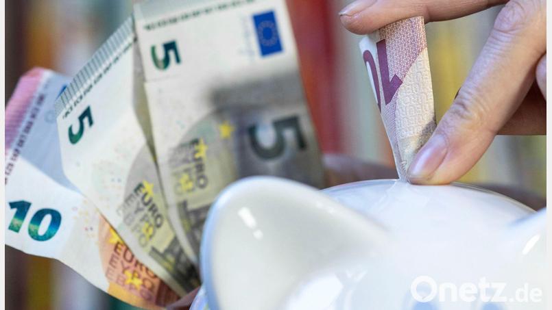 Vielen Menschen halten Sparen zurzeit für ratsam. Bild: Hendrik Schmidt/dpa