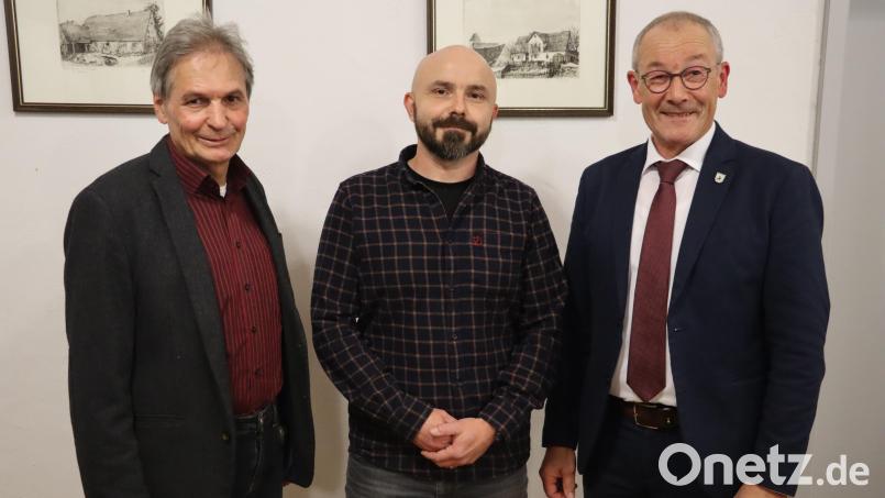 Miroslaw Zgrzendek (Mitte) wurde als neuer Marktrat der Freien Wähler Fraktion in der letzten Sitzung vereidigt. Dazu gratulierten Riedens Erster Bürgermeister Erwin Geitner (rechts) und Zweiter Bürgermeister Josef Weinfurtner (links). Bild: mrr