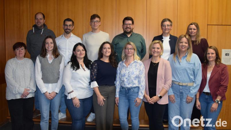 Für den Gemeinderat Irchenrieth kandidieren diese Frauen und Männer auf der gemeinsamen Liste von Frauen-Union und Junger Union. Bild: fz