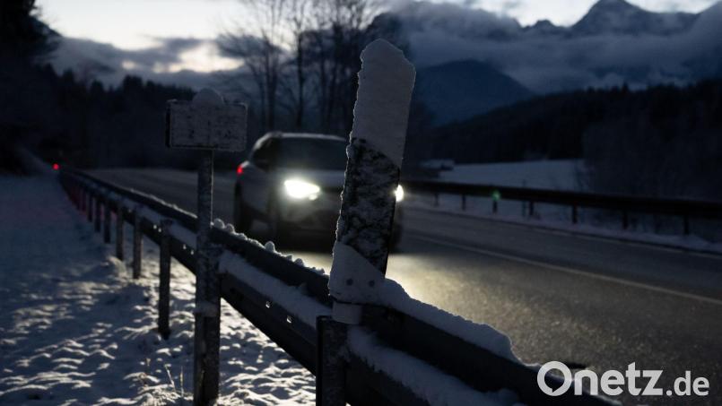 Schnee und Glätte beeinträchtigten auch die Autofahrer im Freistaat. Bild: Sven Hoppe/dpa