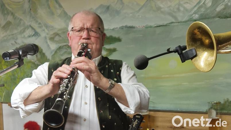 Andreas Wilhelm musiziert am Festabend mit seinem Enkel auf der Bühne. Bild: mab