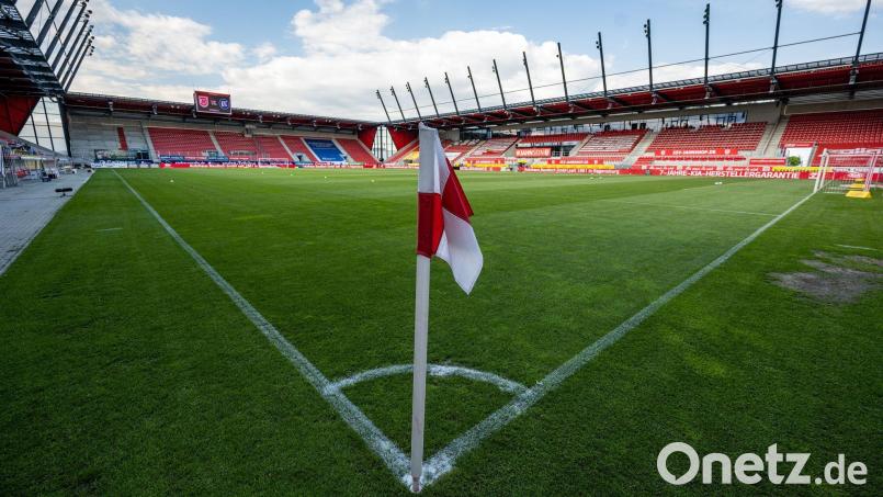Fußball-Drittligist Jahn Regensburg hat einen neuen Sportdirektor. Archivbild: Armin Weigel/dpa