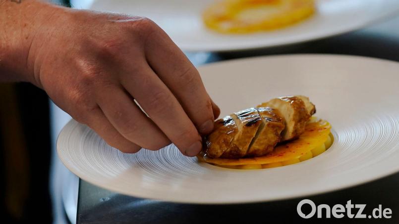 Nach Italien verbietet auch Ungarn Herstellung und Verkauf von Fleisch aus dem Labor. (Archivbild) Bild: Jeff Chiu/AP/dpa