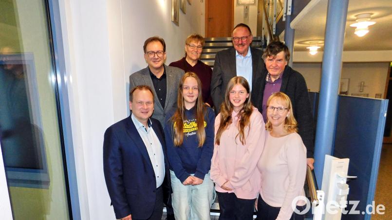 Christkind und Engel: Alina Snegursky (vorne, Zweite von links) und Frieda Berger (vorne, Zweite von rechts) übernehmen diese Aufgabe für Speichersdorf. Mit ihnen freuen sich (von links) Bürgermeister Christian Porsch, 3. Bürgermeister Franc Dierl, Kindergartenfördervereins-Vorsitzende, Heike Geier, 2. Bürgermeister Rudi Heier, Fördervereinskassier Lothar Büringer und Gisela Berger. Bild: whü