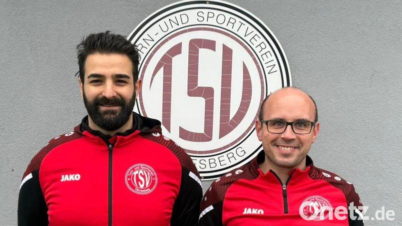 Einer mit Erfahrung: Ibrahim Devrilen (links) übernimmt die Bezirksliga-Truppe des TSV Tännesberg. Für Thomas Hauer (rechts) war er die erste Wahl. Bild: TSV Tännesberg