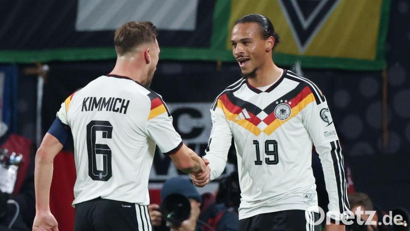 Joshua Kimmich (links) und Leroy Sané gratulieren sich gegenseitig zum WM-Ticket. Bild: Jan Woitas/dpa