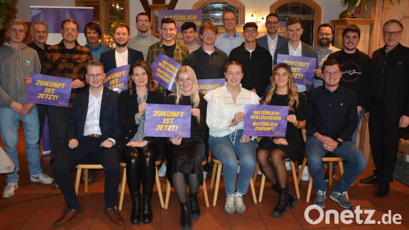 Erstmals bei den Kommunalwahlen tritt die junge Liste „Zukunft Waldsassen“ an. Am Sonntagnachmittag wurde die Kandidatenliste einstimmig bei der Nominierungsversammlung verabschiedet. Zur Wahl stellen sich sechs Frauen und vierzehn Männer. Unterstützung sicherten Bürgermeister Bernd Sommer (rechts) und Landrat Roland Grillmeier (zweite von links) zu. Spitzenkandidaten sind Nico Sommerer (sitzend links) und Max Siller (sitzend rechts). Bild: jr