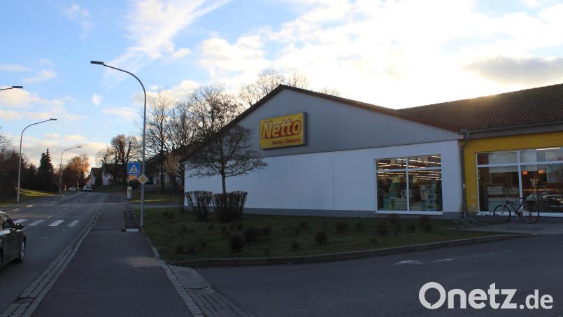 Hier wurde am vergangenen Sonntag eingebrochen: Der Netto Marken-Discounter an der Frohnbergstraße in Hahnbach. Bild: Jennifer Battaglia