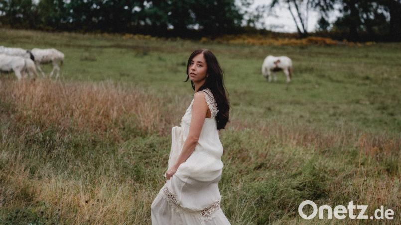 Stephanie Gold aus Mitterteich stellt in wenigen Wochen ihr erstes Album vor. &quot;Her Portrait&quot; enthält fünf Titel, die von &quot;Steph Gold&quot; selbst komponiert und getextet wurden. Mit dem ersten Stück verarbeitete die Künstlerin den Tod einer engen Freundin, die in jungen Jahren an Krebs starb. Bild: Dominik Garban