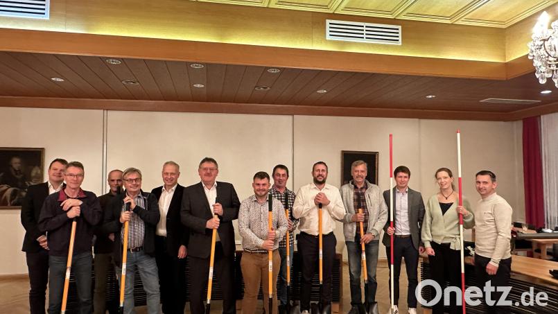 Die neuen Feldgeschworenen mit Bürgermeister Hans-Martin Schertl (sechster von links), dem zweiten Bürgermeister Thorsten Grädler (fünfter von links), Maike Faber vom städtischen Bauamt (zweite von rechts) und Maximilian Kronen vom Vermessungsamt (dritter von rechts). Bild: Stefanie Gradl