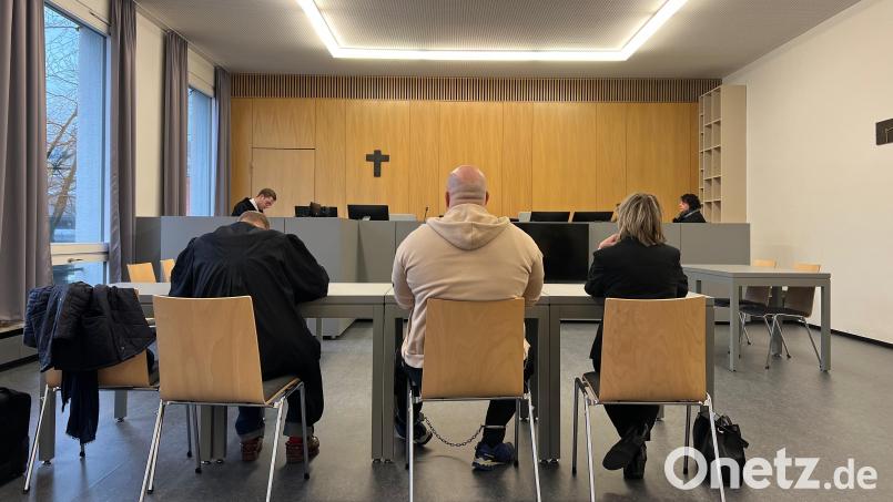 Der 42-jährige Angeklagte (Mitte) wartet auf die Urteilsverkündung. Die 1. Strafkammer am Landgericht Weiden hat sich zur Beratung zurückgezogen. Bild: juh