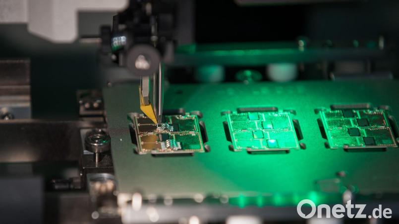 Die Hersteller von Maschinen zur Elektronik-Herstellung schöpfen langsam wieder Hoffnung. (Archivbild) Bild: Daniel Karmann/dpa