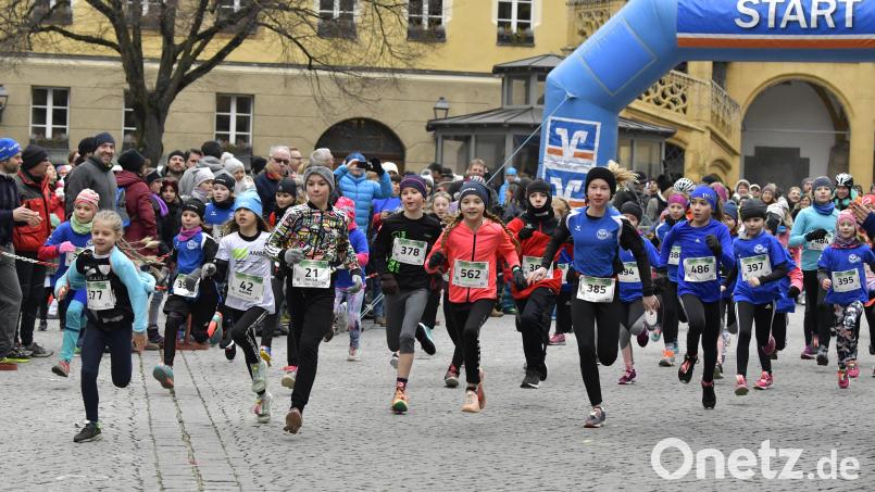 Auch die Kleinen freuen sich auf den Silvesterlauf. Bild: Hubert Ziegler