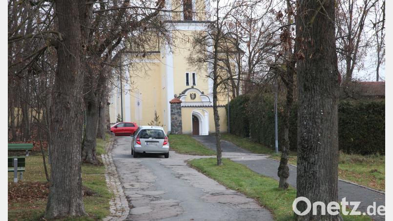 Soll die Allee-Straße zum Miesberg-Kloster weiter mit dem Auto befahren werden können oder ein reiner Spazierweg werden? Die Entscheidung darüber hat der Marktrat von Schwarzenfeld vertagt. Bild: Hirsch